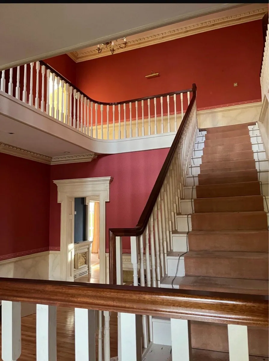 Elegant curved staircase - Image 1