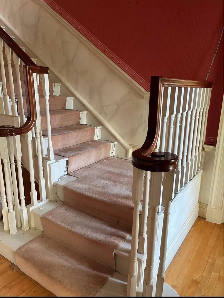 Elegant curved staircase - Image 2