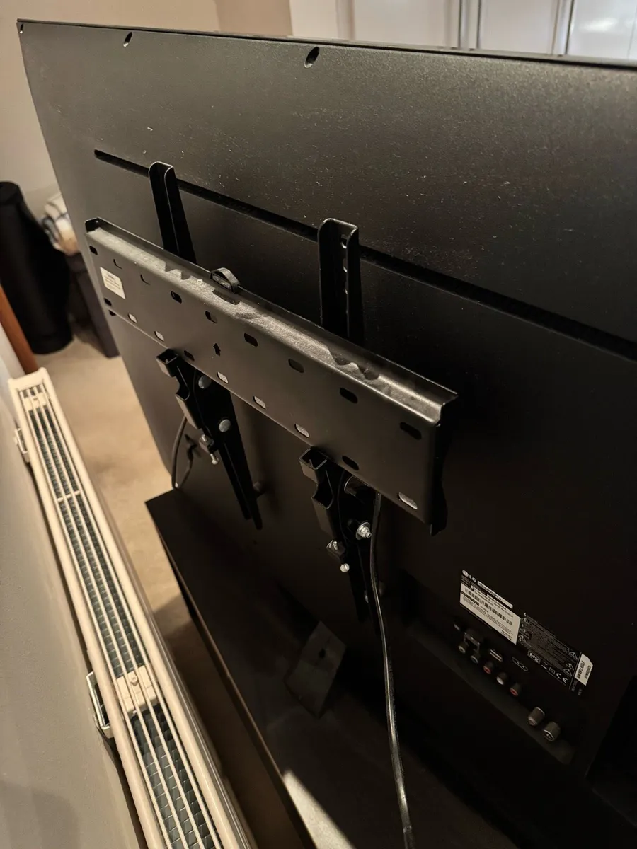 Smart TV LG 50” + 2x IKEA furniture - Image 4