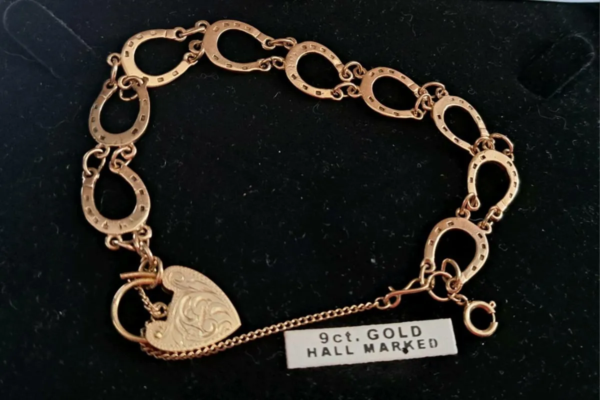 Vintage 9ct yellow gold horseshoe bracelet - Image 3