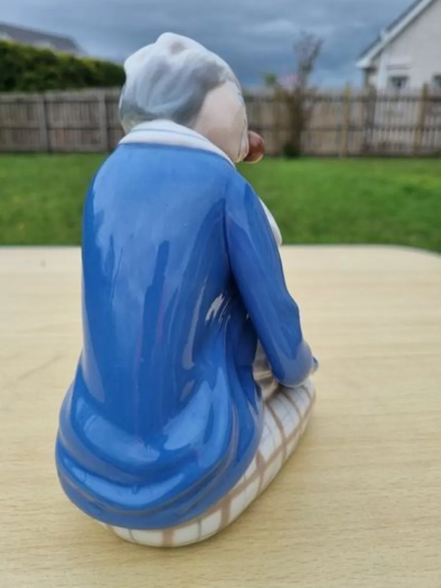 Porcelain sleeping clown with ball - Image 4