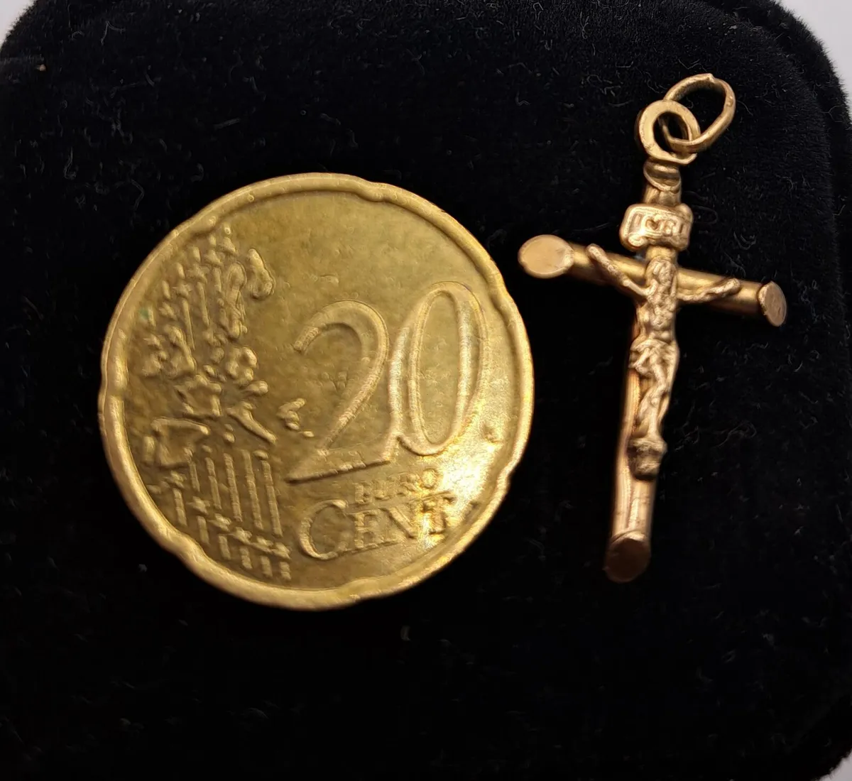 Vintage 9 ct gold crucifix pendant - Image 3