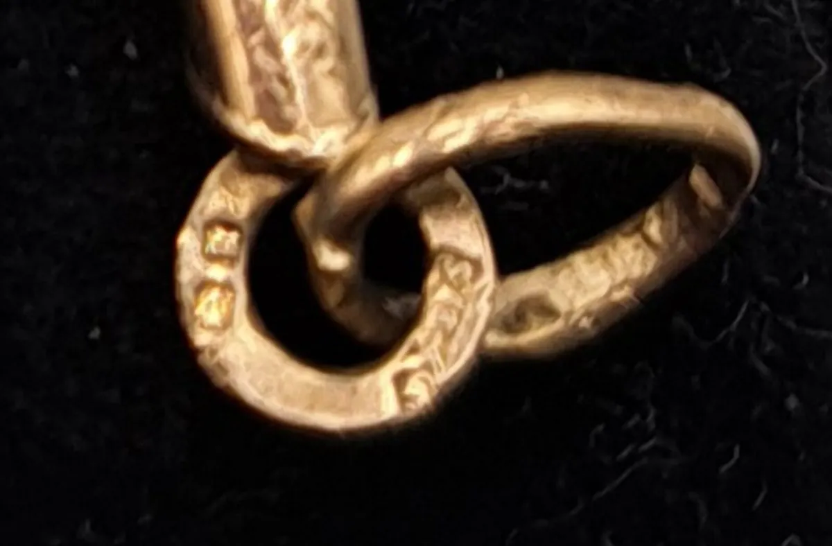 Vintage 9 ct gold crucifix pendant - Image 4