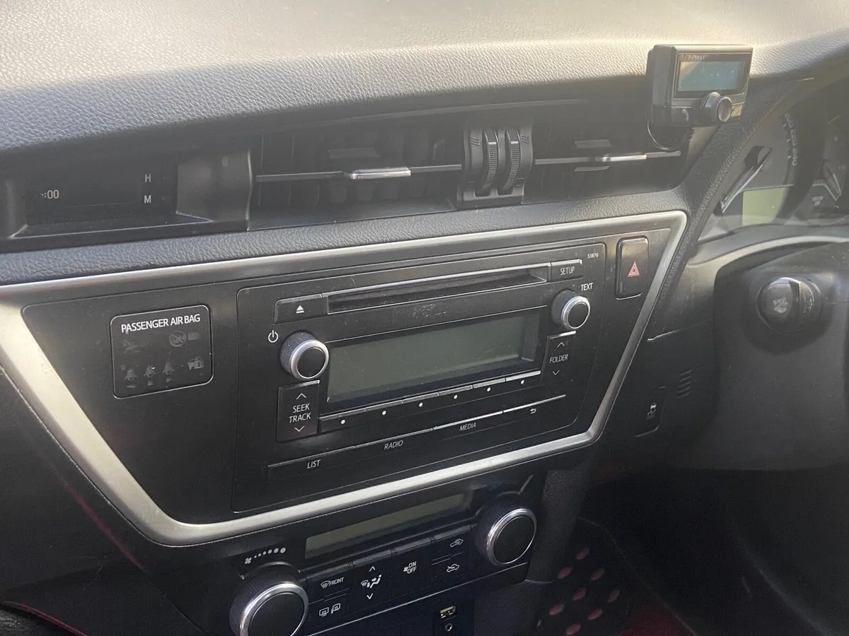 Toyota Auris 2014 - Image 2