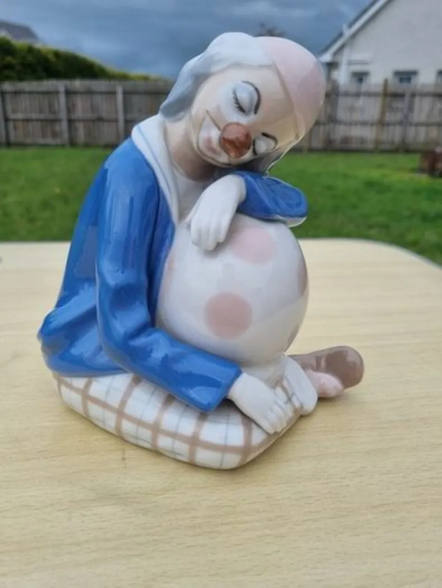 Porcelain sleeping clown with ball - Image 1
