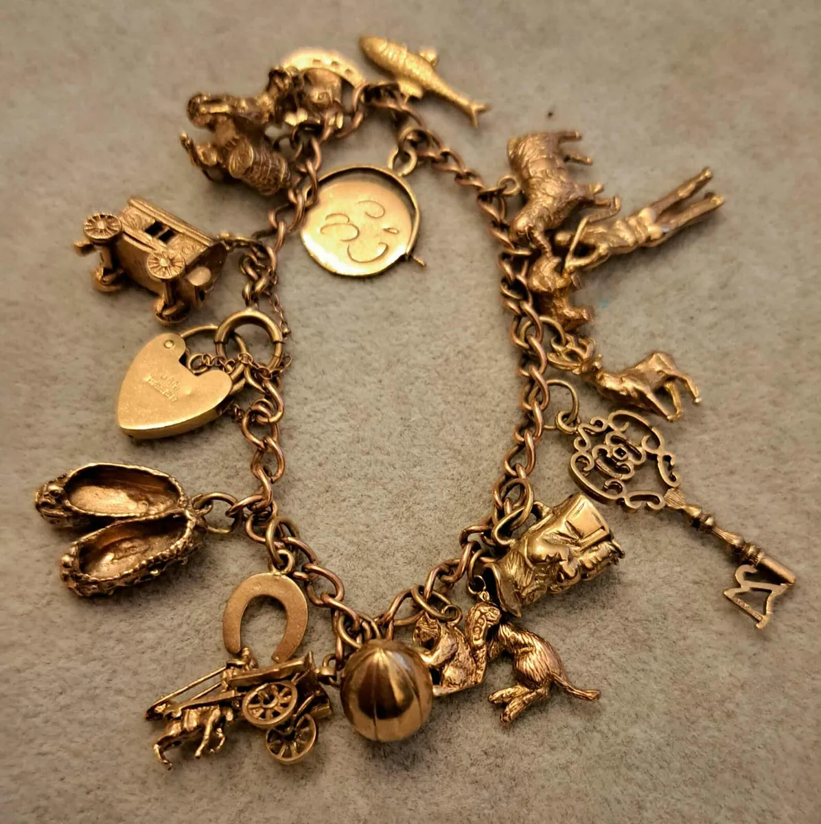 Vintage 9 ct gold charm bracelet - Image 1
