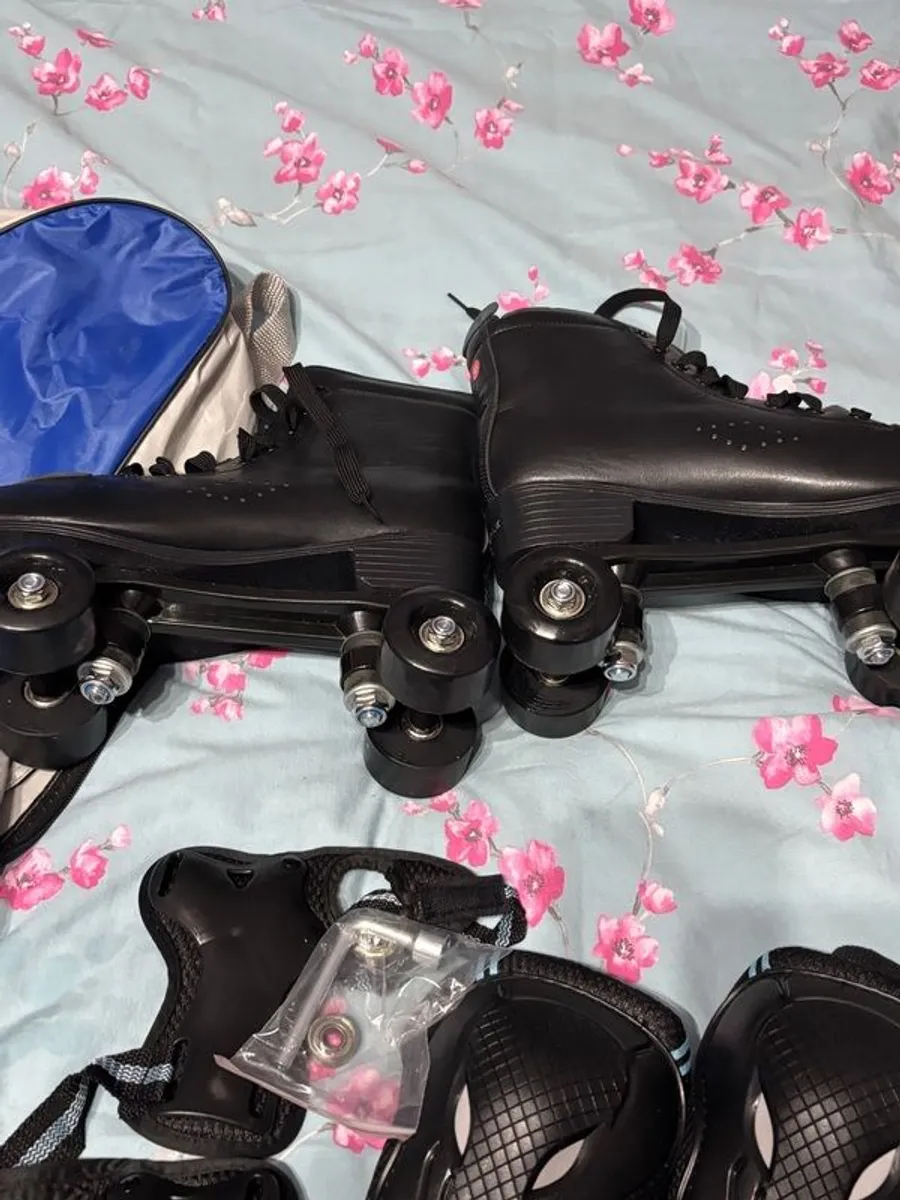 Adult Roller Skates size 8/9 - Image 3