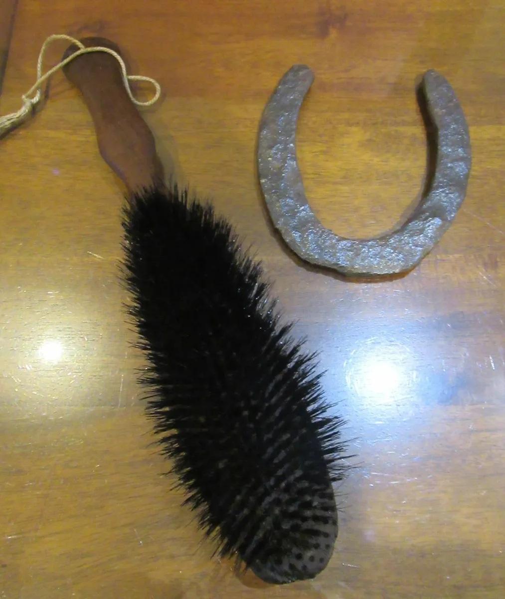 antique vintage HORSE SHOE BRUSH cottage pub  cave - Image 4
