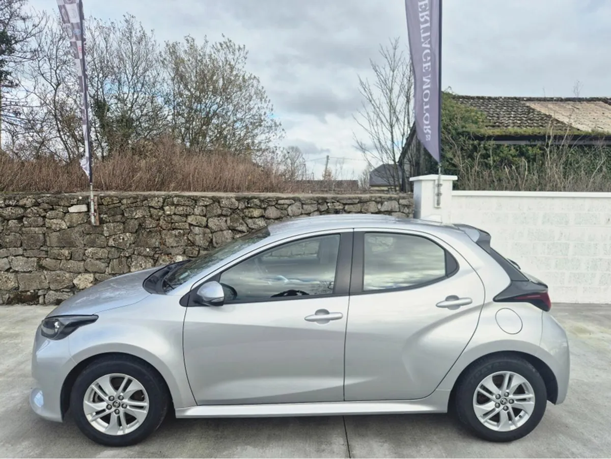 Toyota Yaris HYBRID LUNA AUTO 4DR - Image 2
