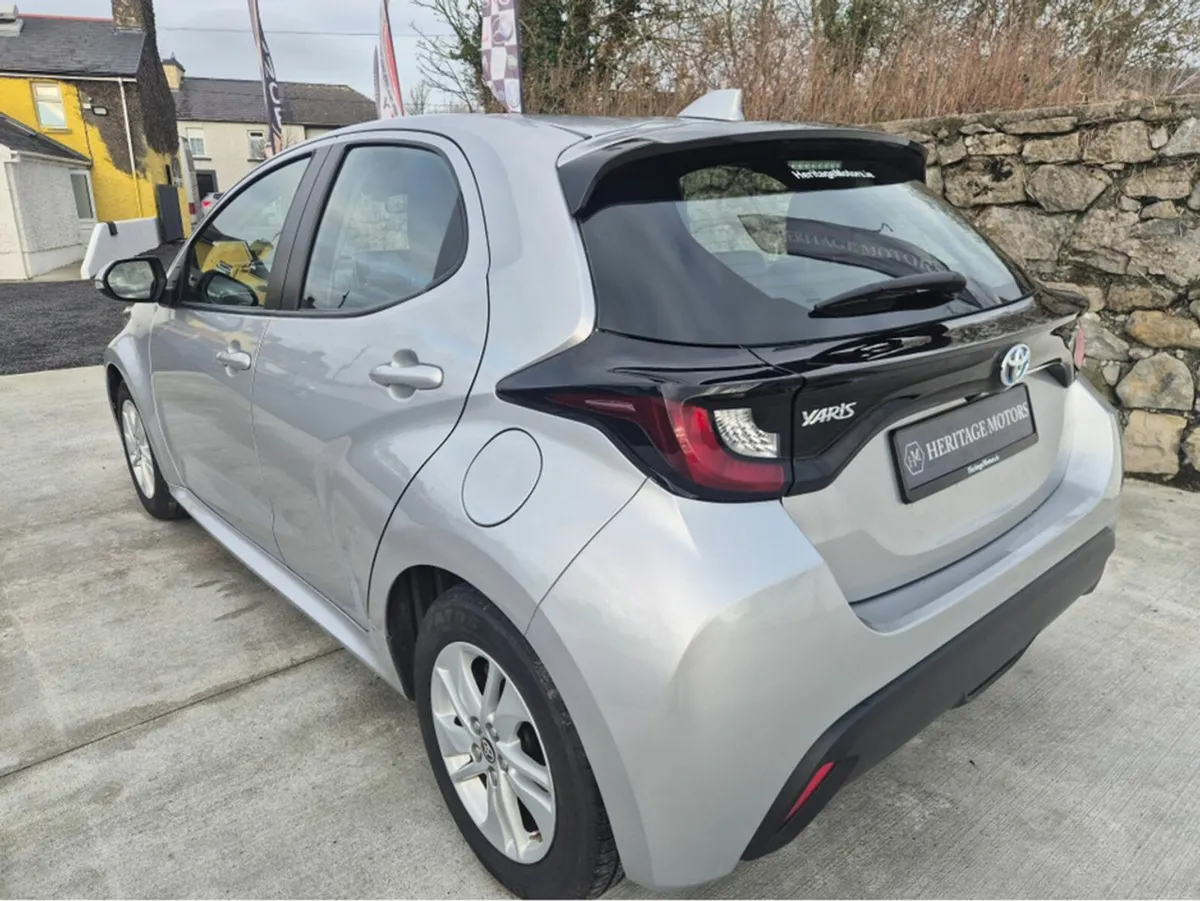 Toyota Yaris HYBRID LUNA AUTO 4DR - Image 3