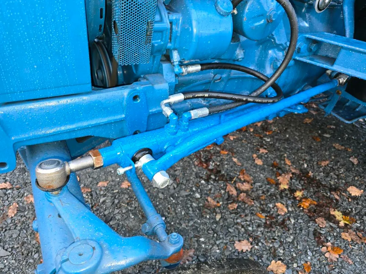 Ford 4000 vintage tractor & cab great condition - Image 3