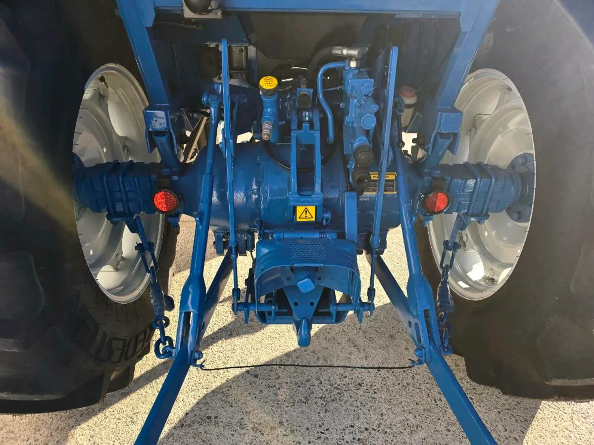 Ford 4610 vintage tractor with cab mint restored - Image 3