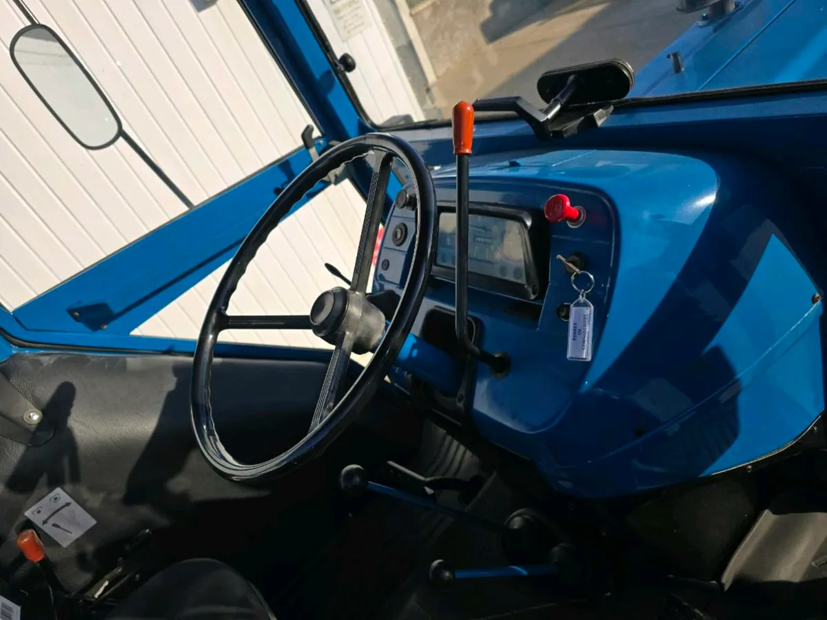 Ford 4610 vintage tractor with cab mint restored - Image 4