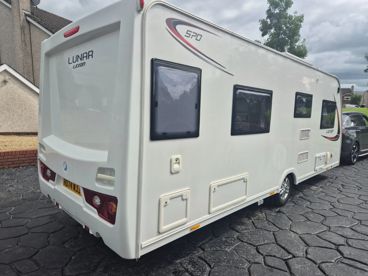 2018  Lunar  Lexon  570  Fixed   Single Beds - Image 3