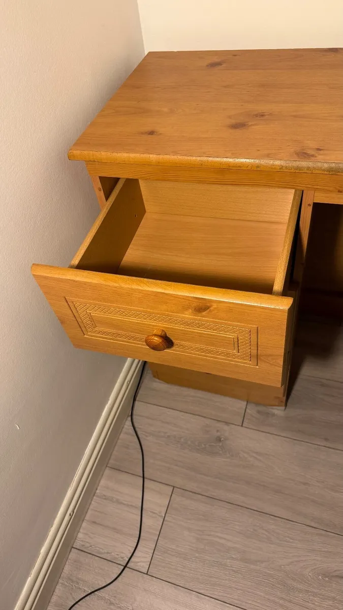 Desk - €5 - Image 2