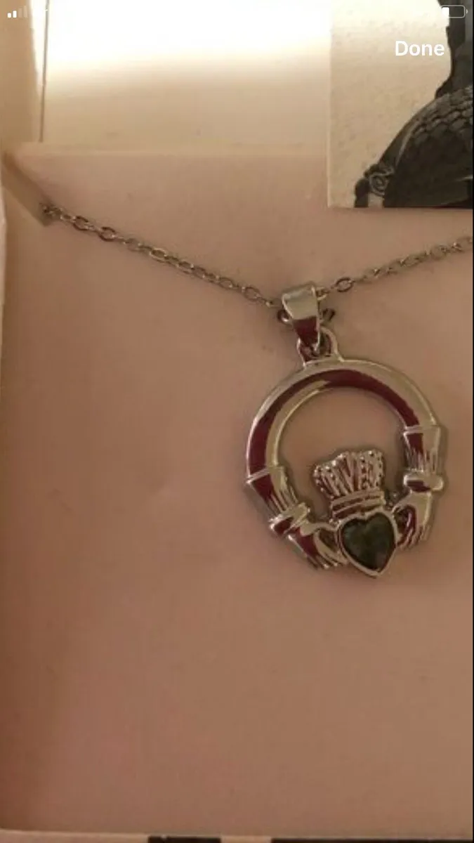 Ladies sliver claddagh necklace €25 - Image 1