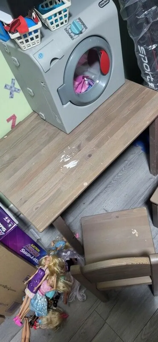 kids table with chairs - Image 1