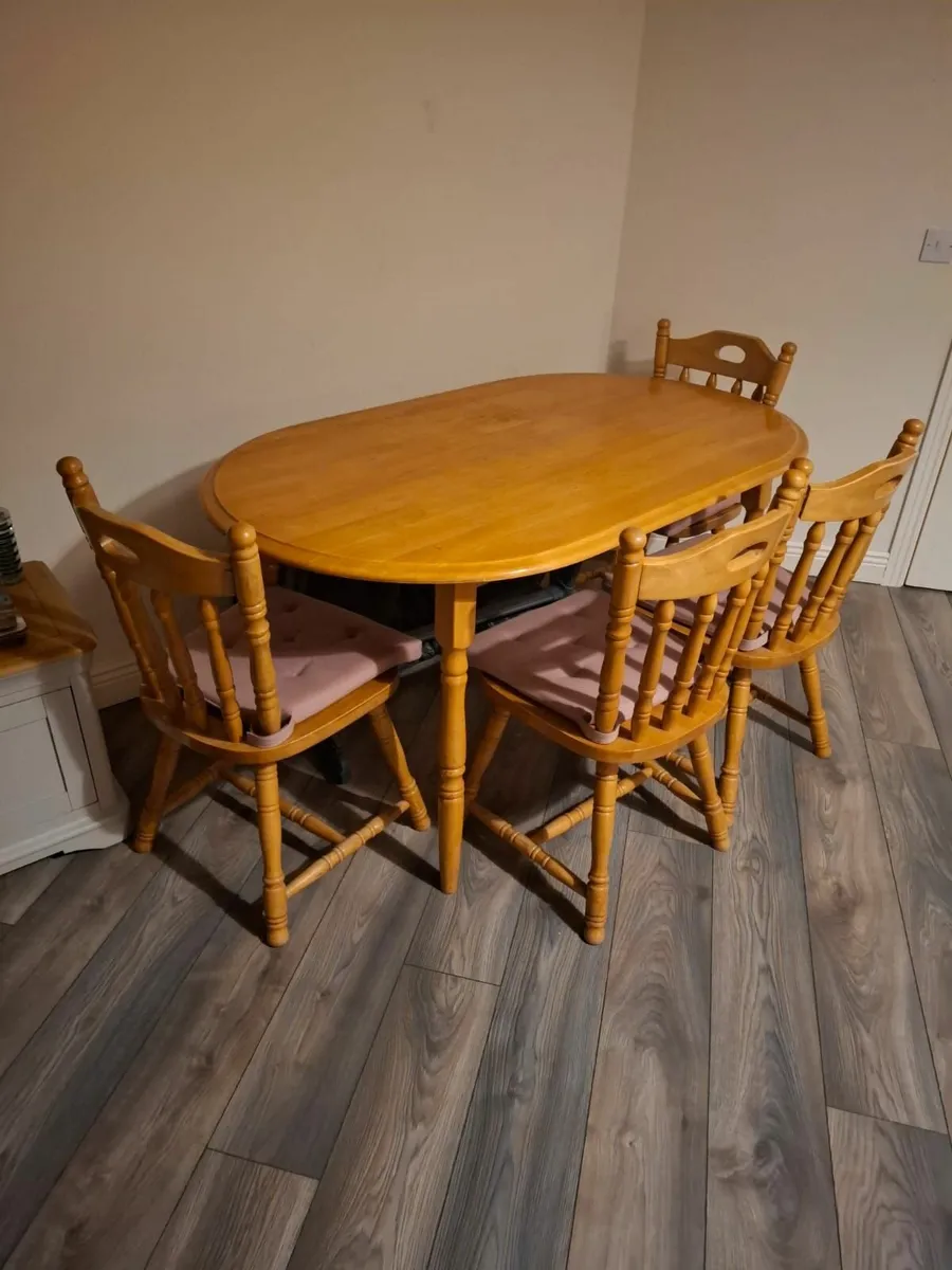 Table and chairs - Image 1