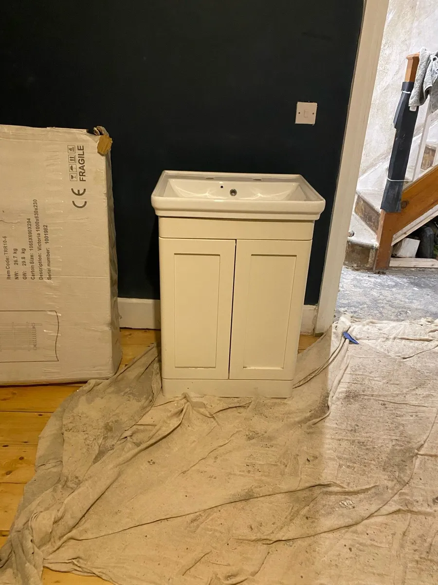 Sink unit and towel radiator - Image 4