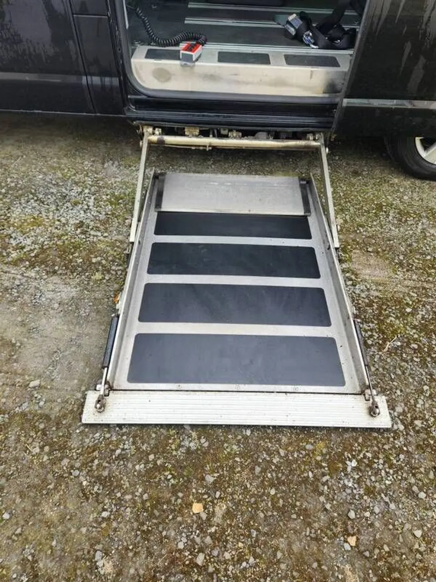 2012 Volkswagen Caravelle - Image 3