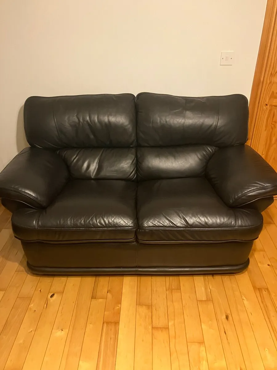 Suite of furniture - Image 1