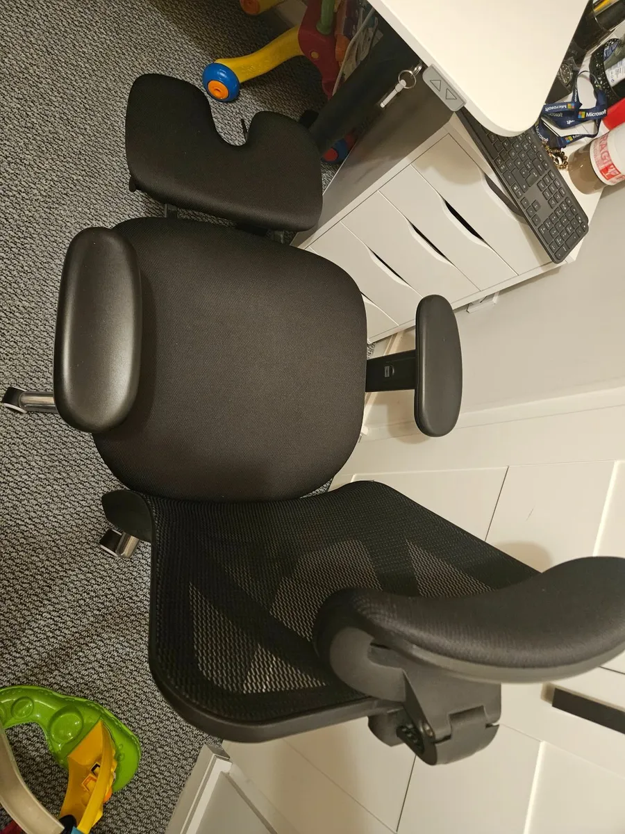 Ergonomic Mesh Office Chair with Leg Support - Image 3