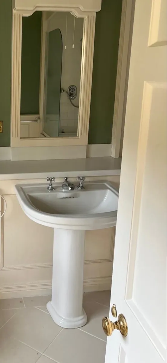 Bathroom sinks - Image 2