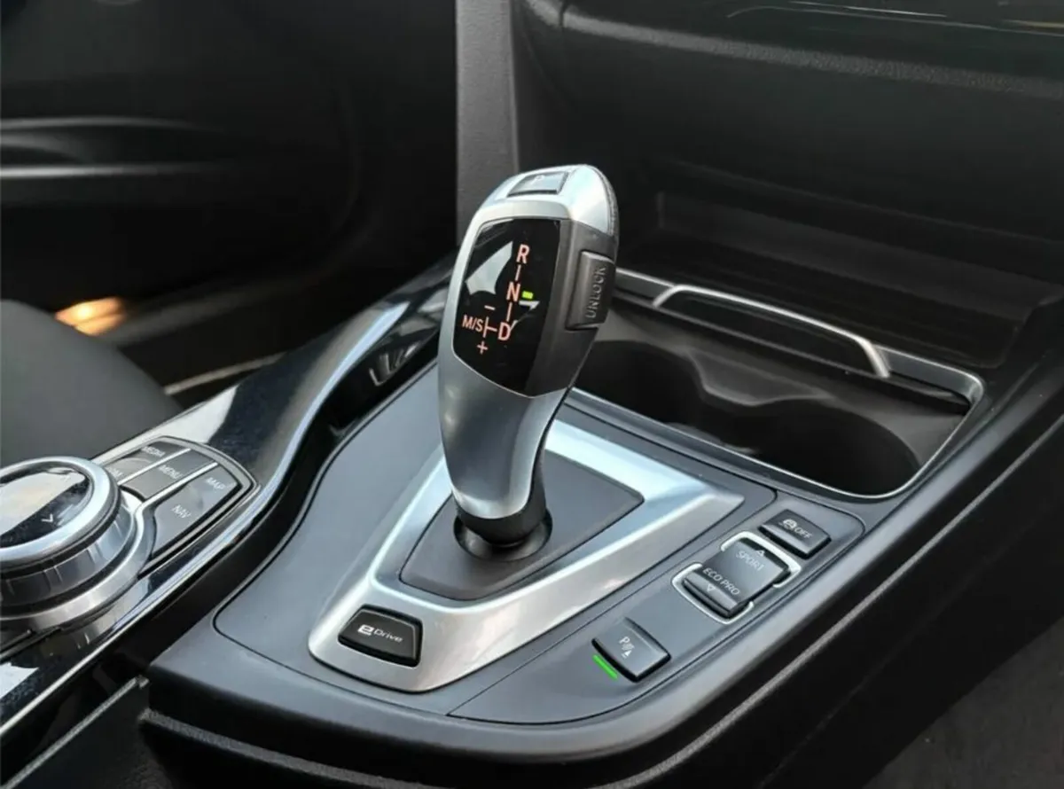 BMW 3-Series 2018 - Image 3