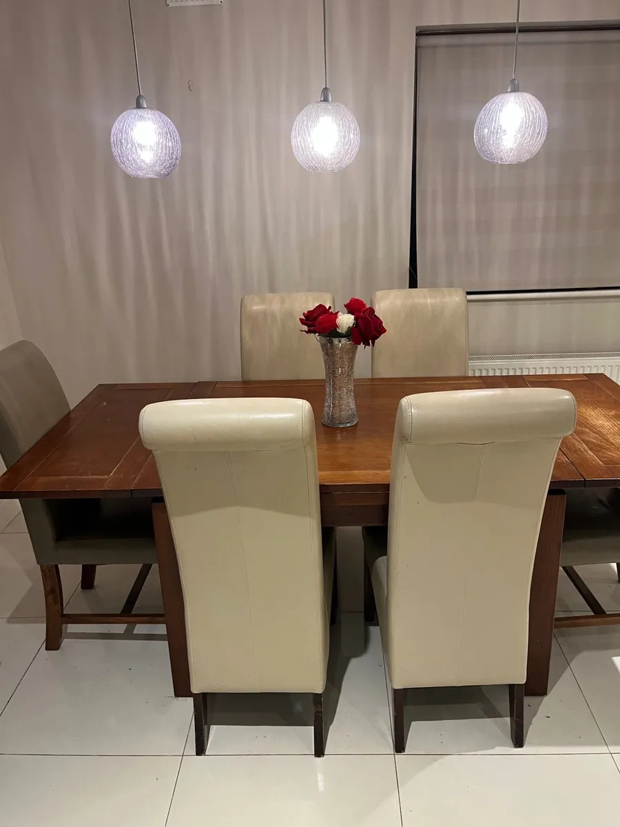 Table & chairs - Image 1