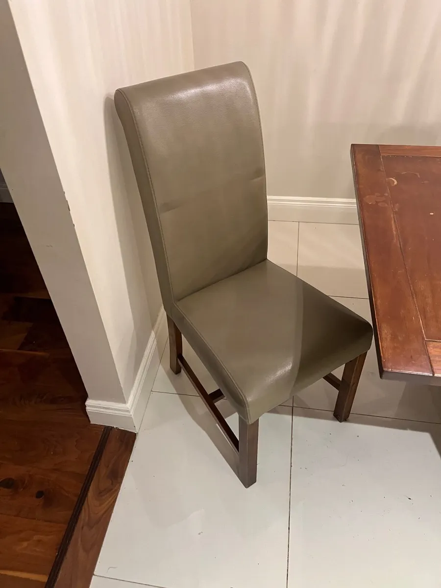 Table & chairs - Image 2