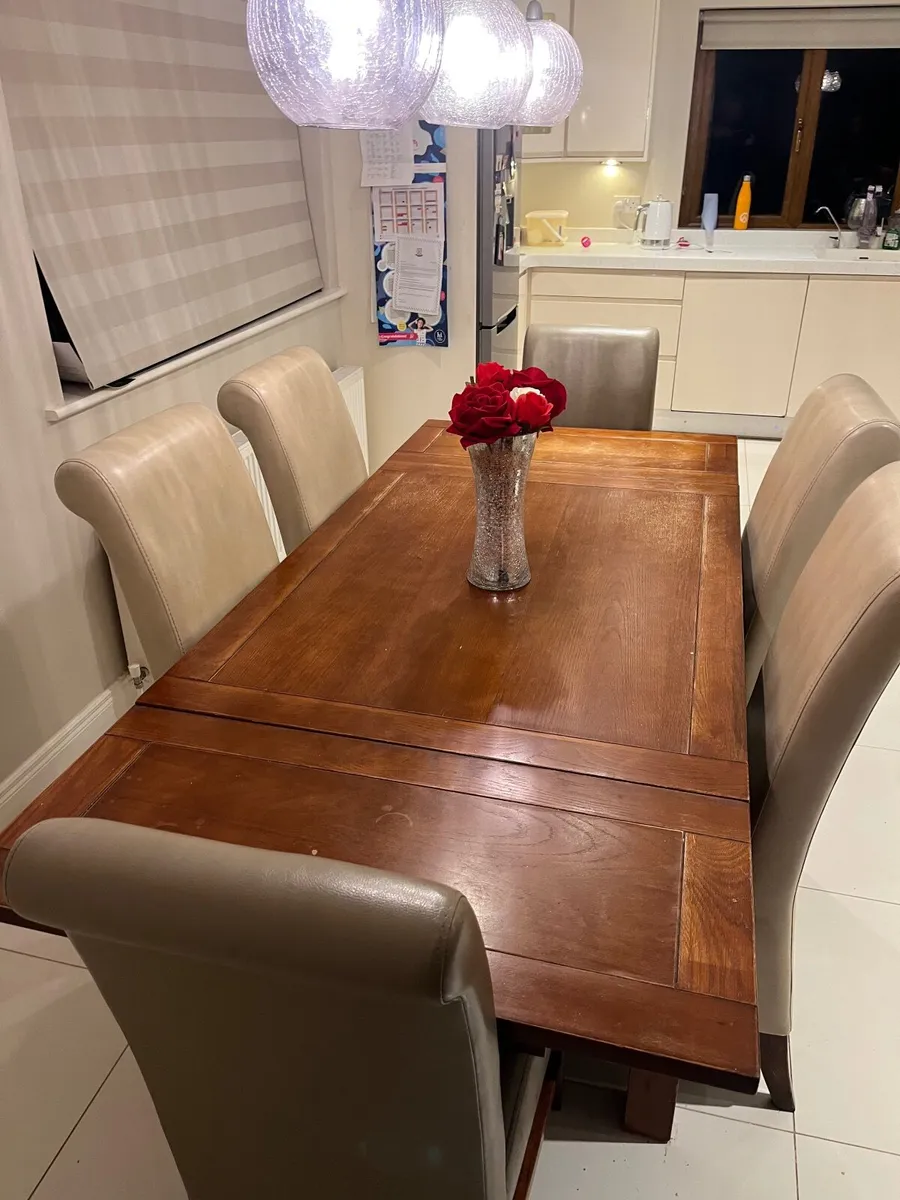 Table & chairs - Image 3