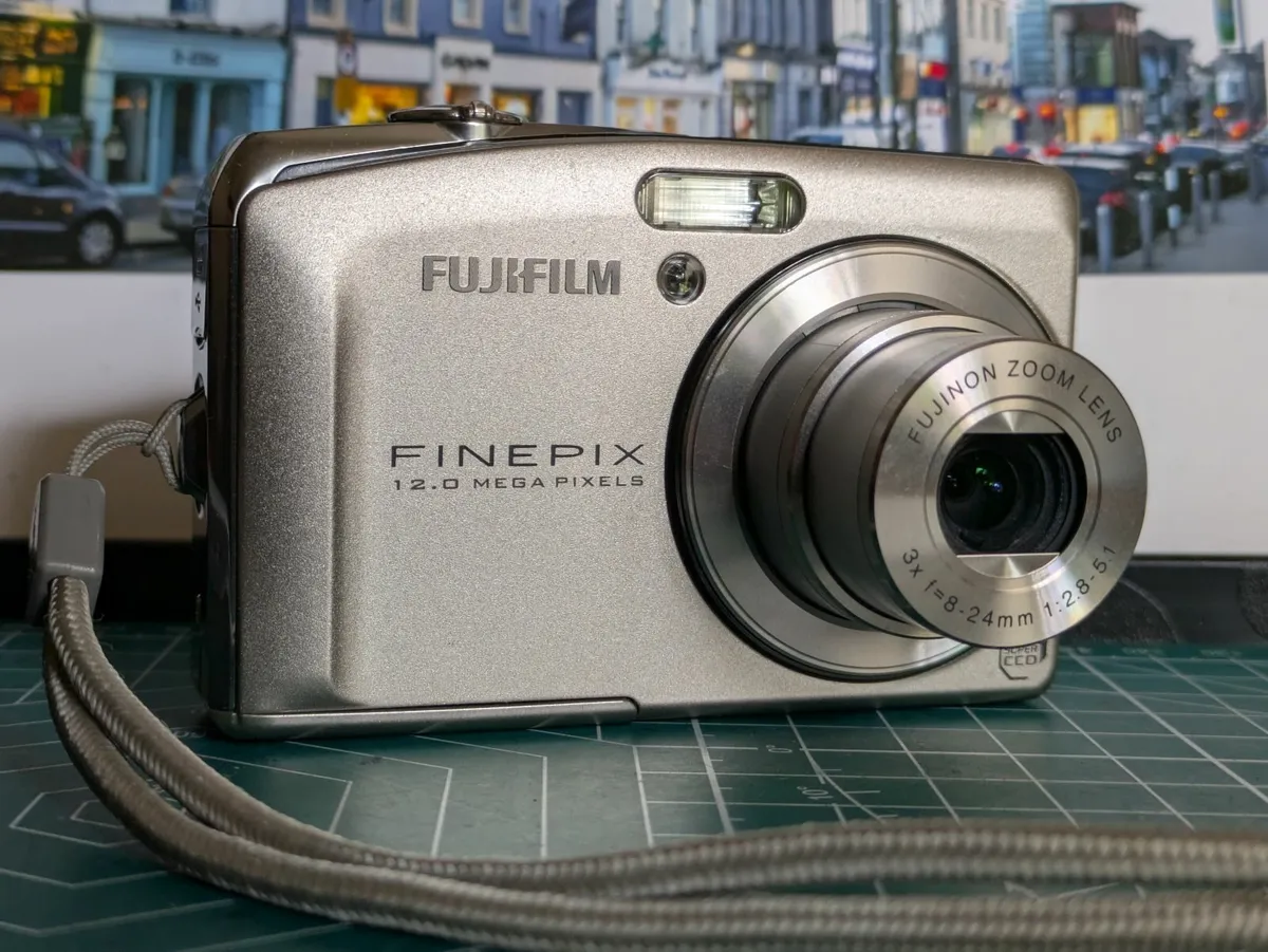 Fujifilm F50 fd SuperCCD🌈 digital compact camera - Image 1