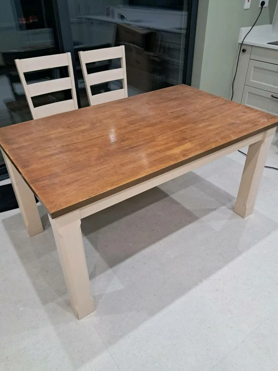 Table and 6 chairs - Image 1