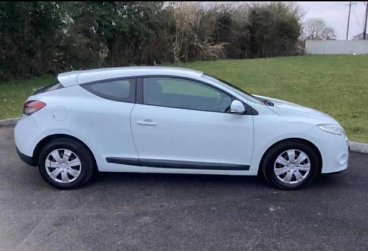 Renault Megane 2011 *White* * Dynamic* - Image 4