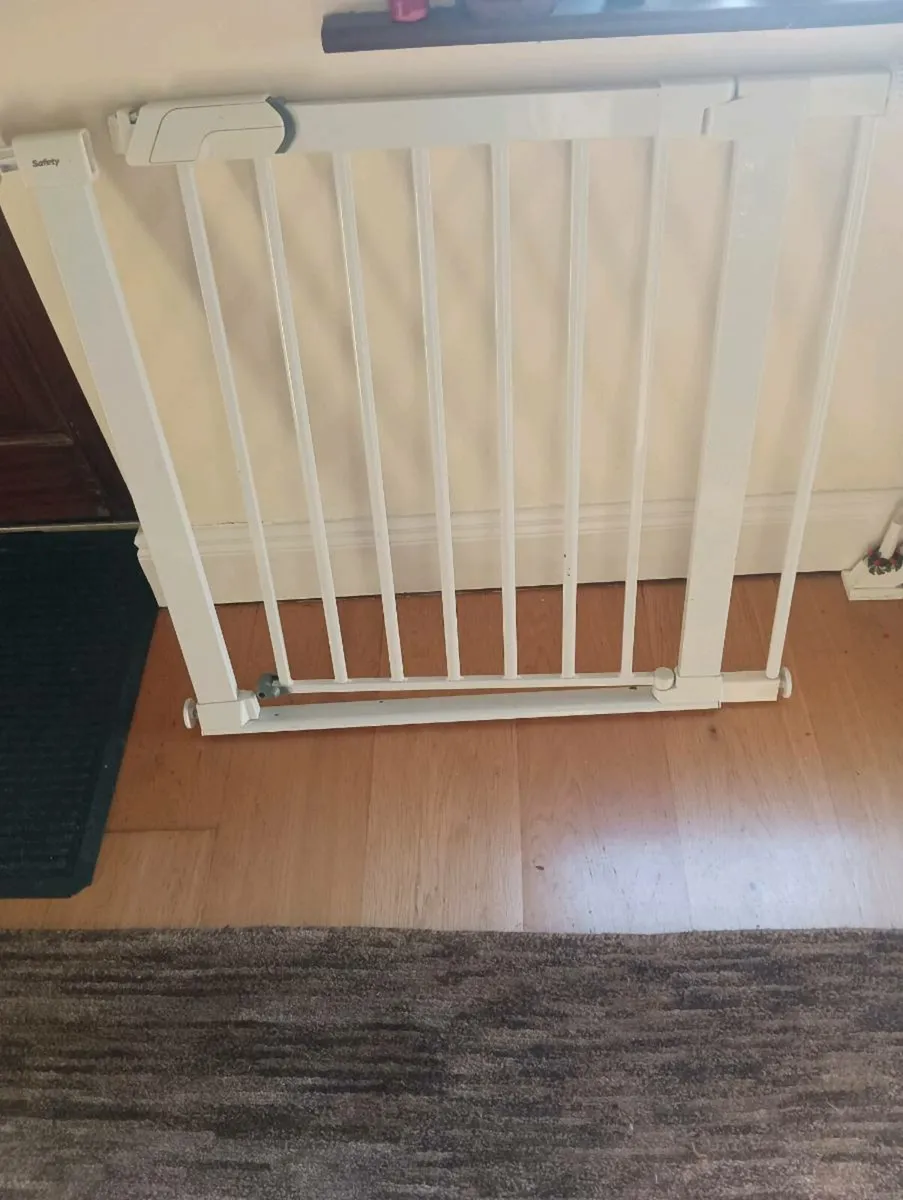 Child gate like new ,25 can drop off - Image 3