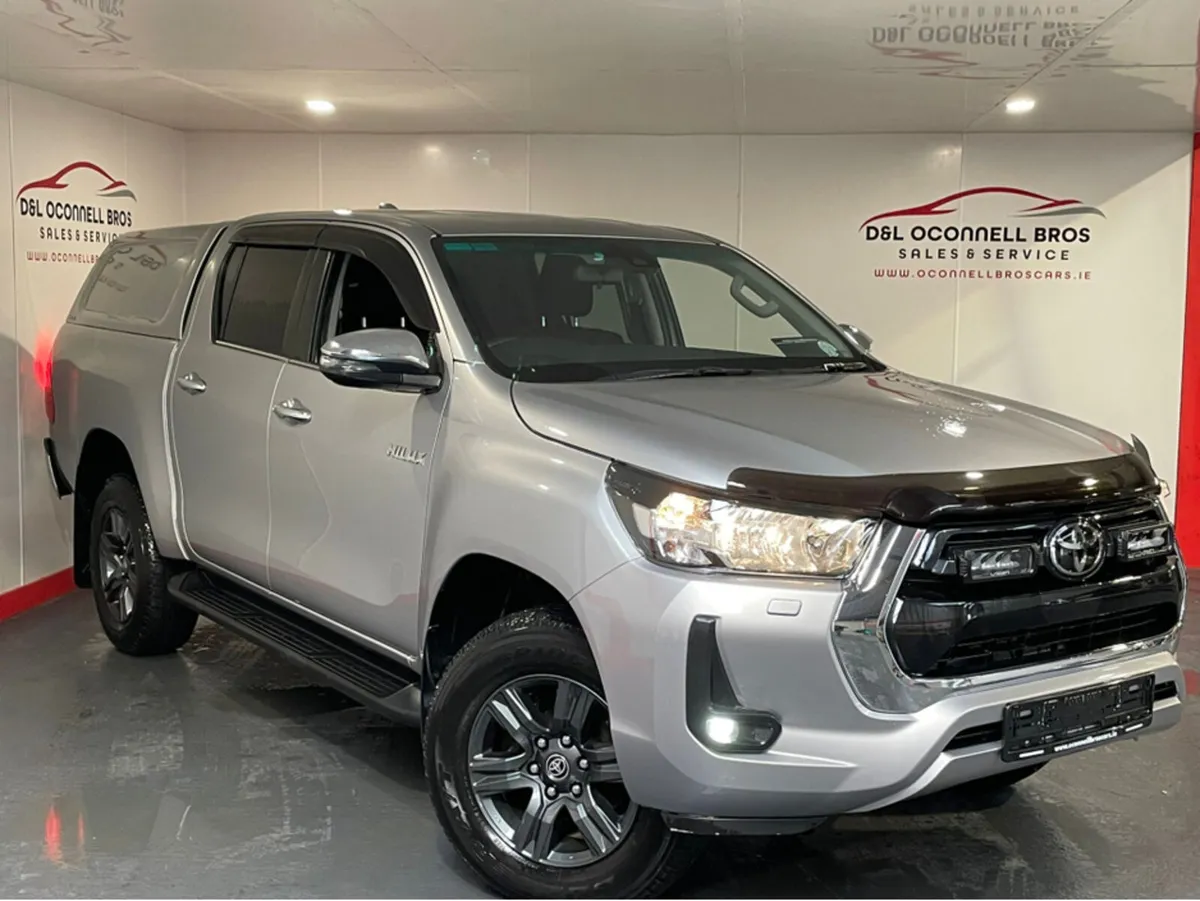 Toyota Hilux 2.8 SR5 D/CAB AUTO 4DR - Image 1