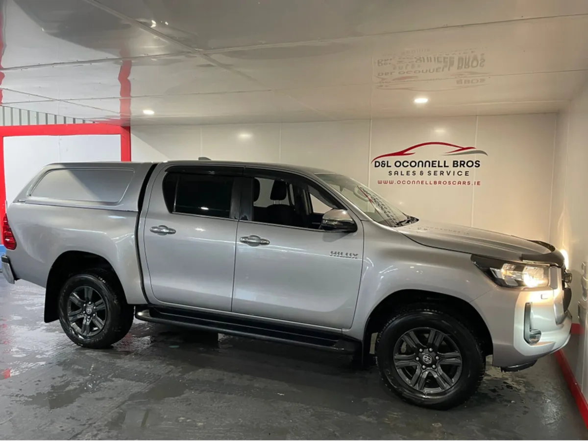 Toyota Hilux 2.8 SR5 D/CAB AUTO 4DR - Image 2