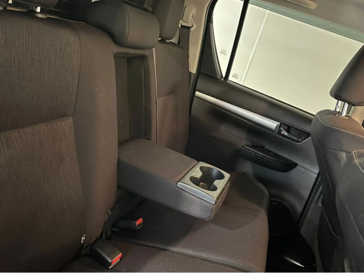 Toyota Hilux 2.8 SR5 D/CAB AUTO 4DR - Image 3