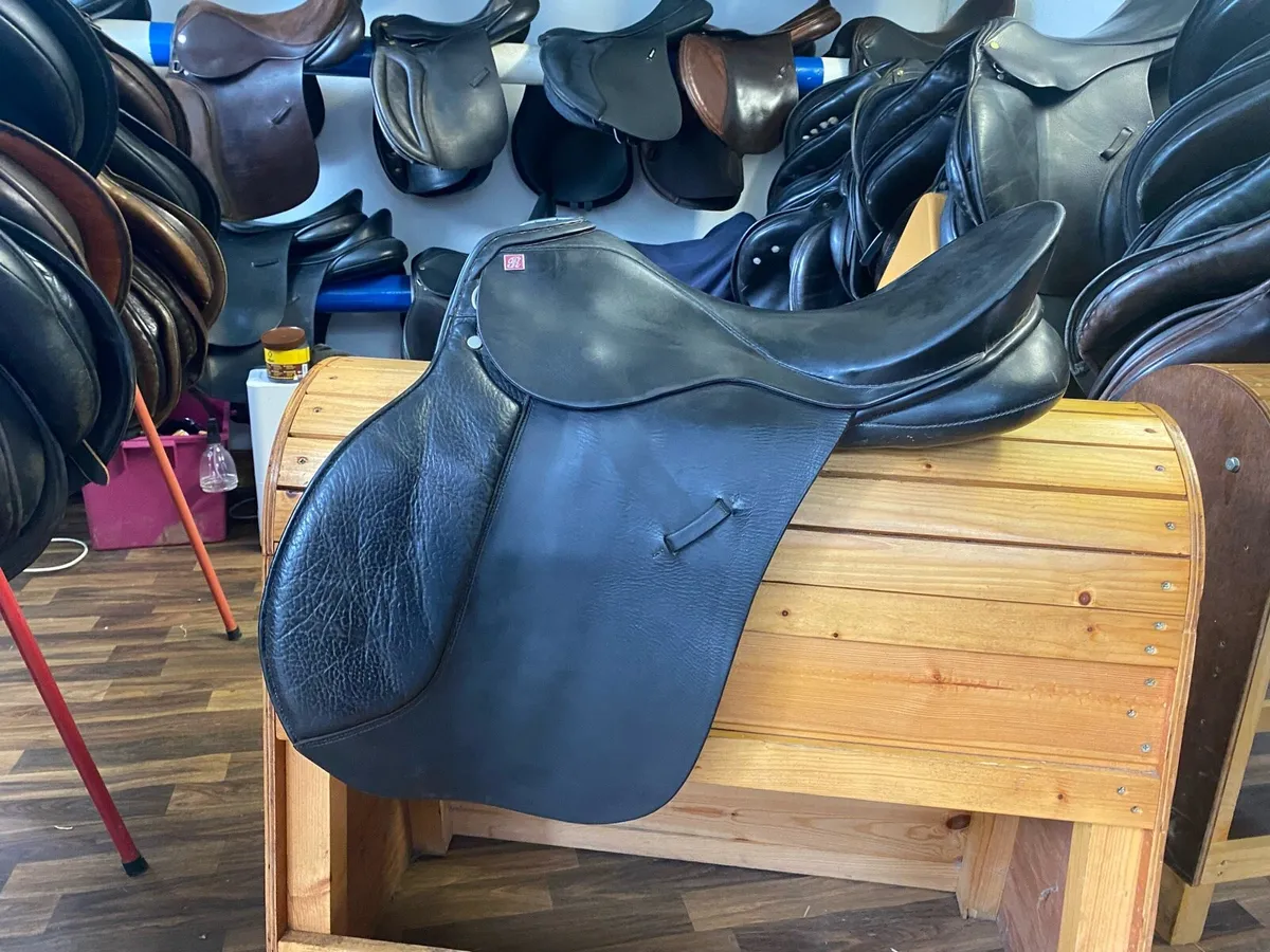 18” Rossnier black Leather saddle - Image 4