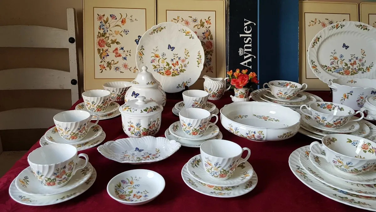 61Pc. Aynsley Cottage Garden England Dinner&TeaSet - Image 2