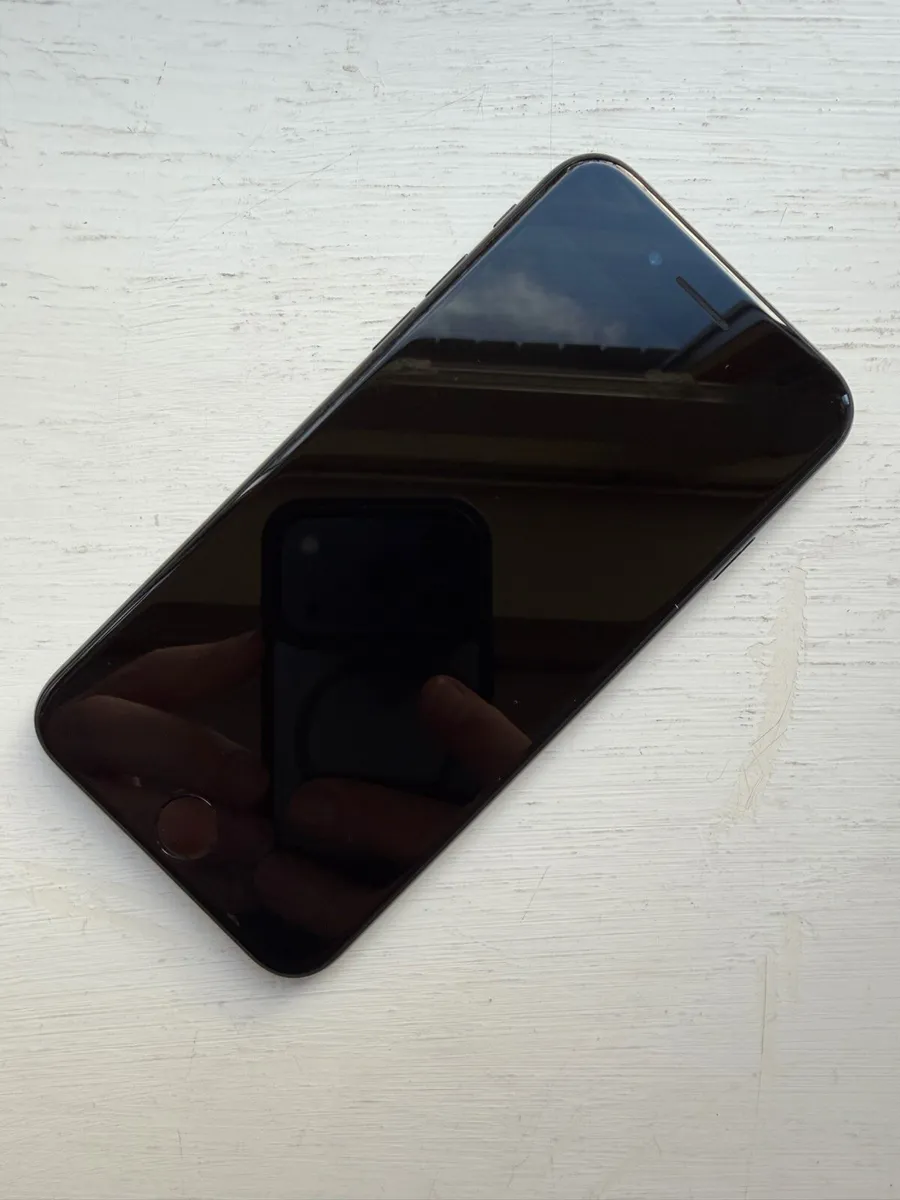 Apple, Iphone SE, 64GB, Excellent Condition - Image 1