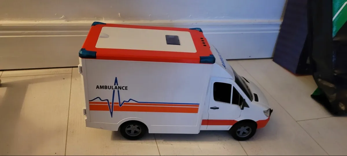 Toy ambulance - Image 2