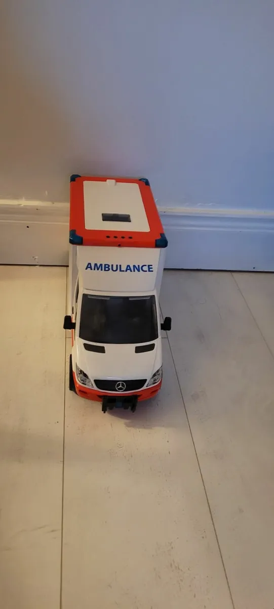 Toy ambulance - Image 3