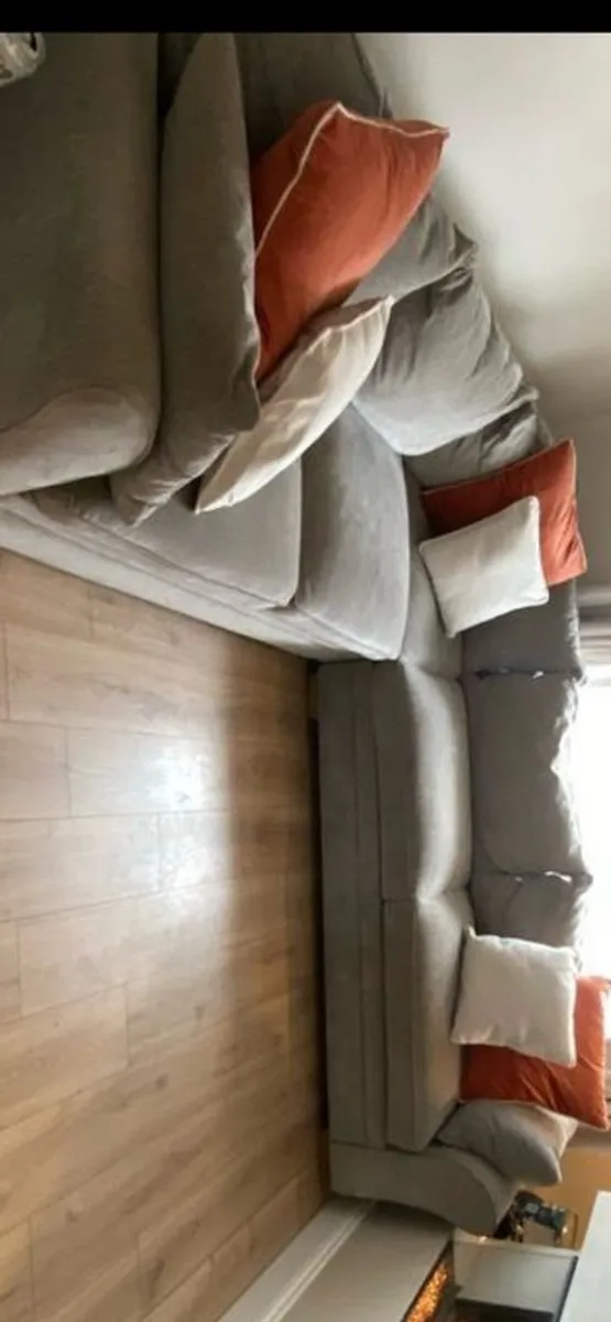 corner sofa in immaculate condition.spotless .no stains.zip off cushion covers. - Image 2