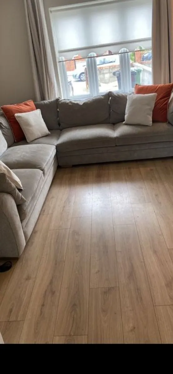 corner sofa in immaculate condition.spotless .no stains.zip off cushion covers. - Image 3