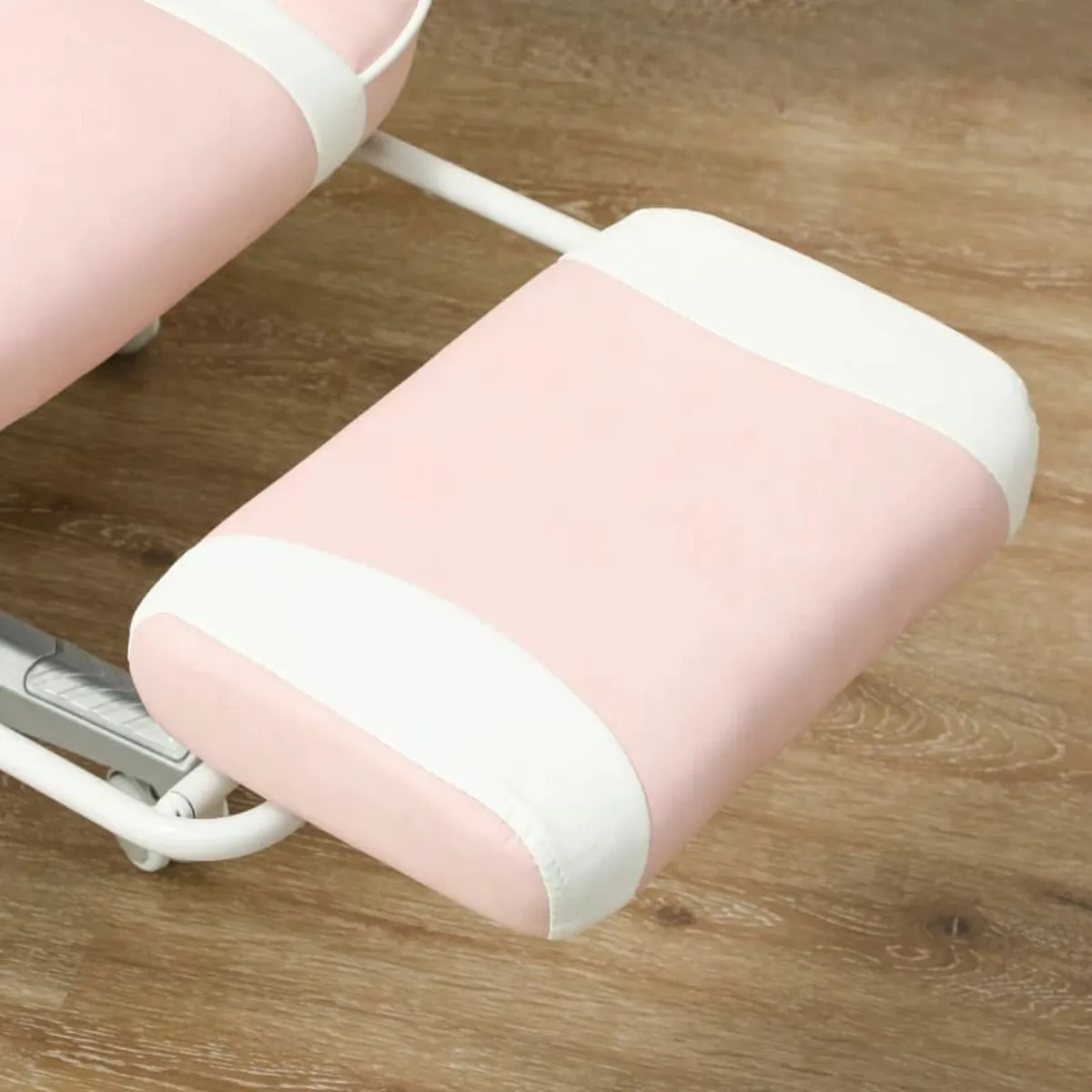 Gaming chair with footrest, head & lumbar cushions - Image 3