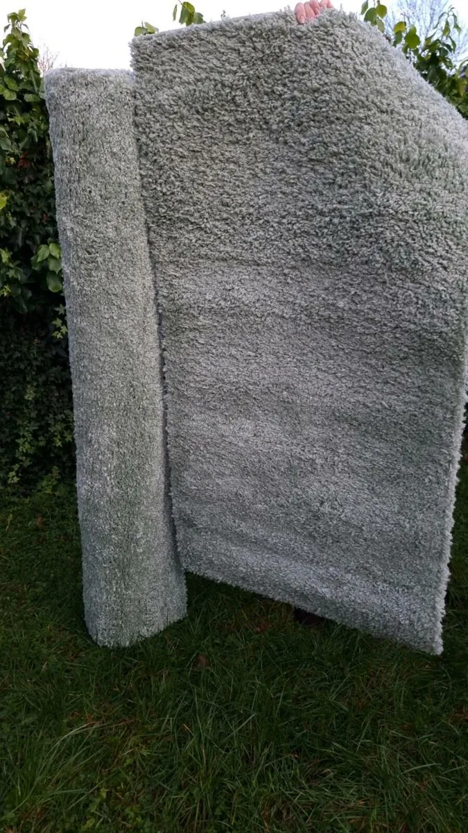 Two Super soft carpets in beautifull olive green c - Image 3