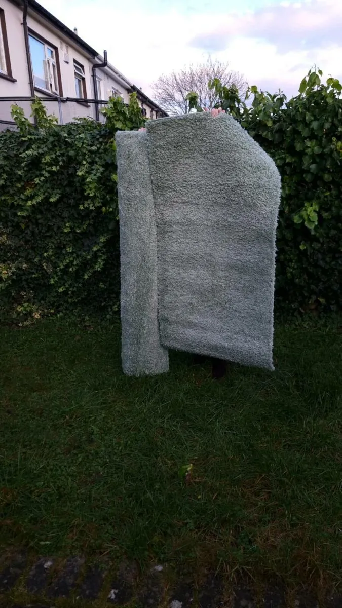 Two Super soft carpets in beautifull olive green c - Image 4