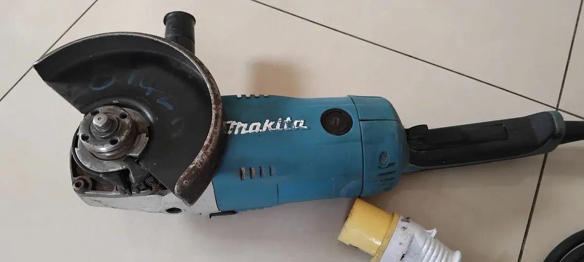 Makita GA9020 230mm 9" Angle Grinder 110v - Image 3