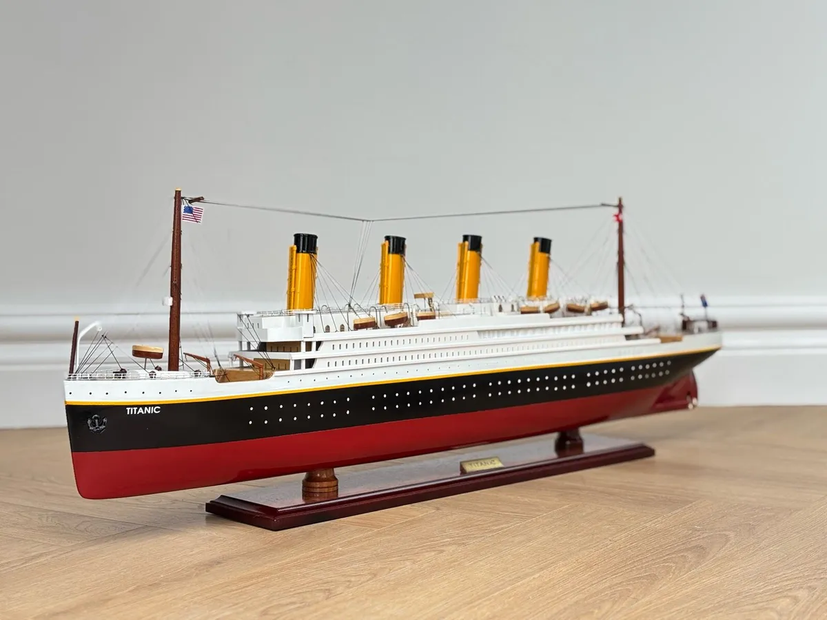 Museum Model Collector Ships - Image 1